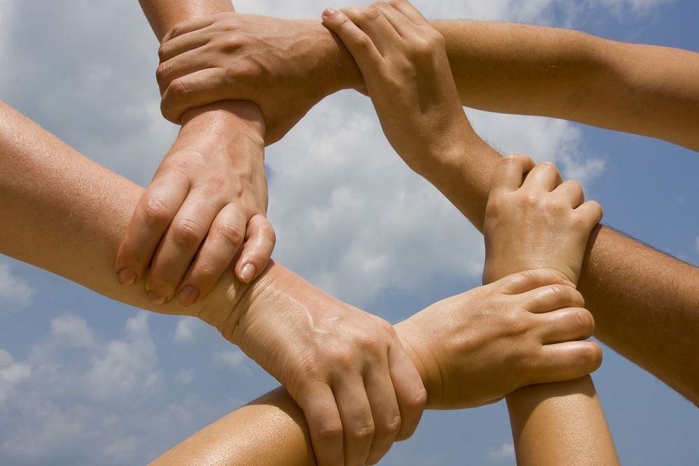 Samen handen ineen steken